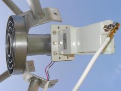 dxsatcs C BAND POLAROTOR with servo controlled  detail na celok od spodu  c8